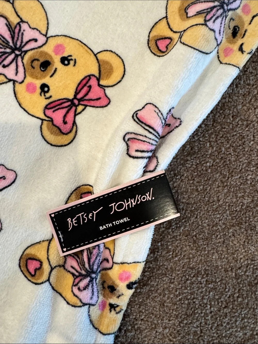 Betsey Johnson teddy bear bows bath towel 28” x 52” NWT